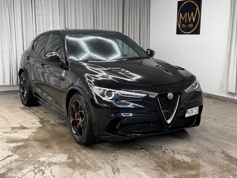 Svart Begagnad 2019 Alfa Romeo Stelvio Quadrifoglio SUV | 509 900 kr (Marknadspris) - Bild 1/4