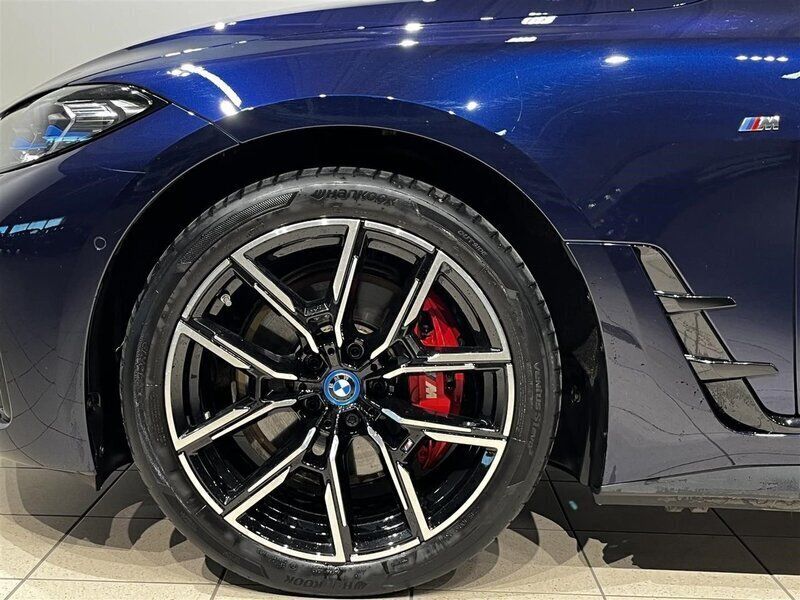 Begagnad BMW i4 M Sport 250 kW (340 HK) 2023 Blå/lila Sedan