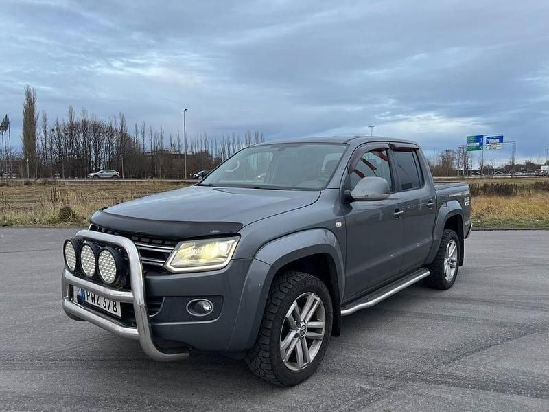 Grå Begagnad 2015 VW Amarok Highline Pickup | 159 900 kr (Marknadspris) - Bild 1/4