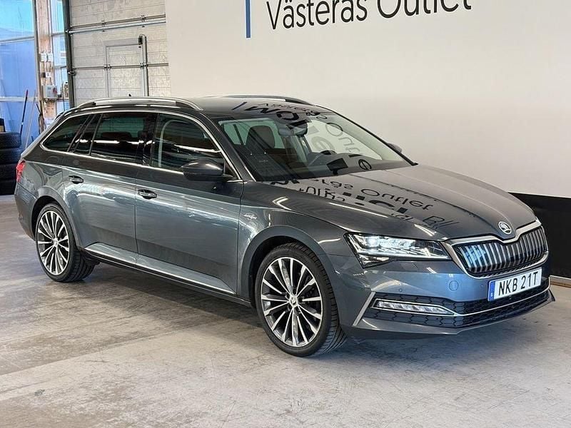 Grå (quartz grey metallic) Begagnad 2021 Skoda Superb LAURIN & KLEMENT Kombi | 249 900 kr (Marknadspris) - Bild 1/3