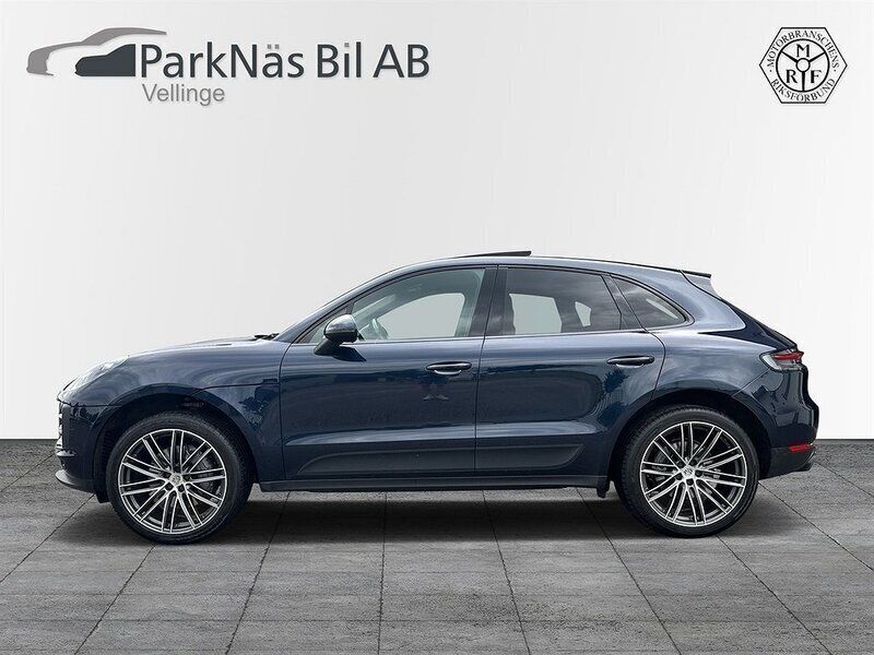 Mörkblå (night blue metallic) Begagnad 2019 Porsche Macan S SUV | 579 900 kr (Lite dyr) - Bild 1/4