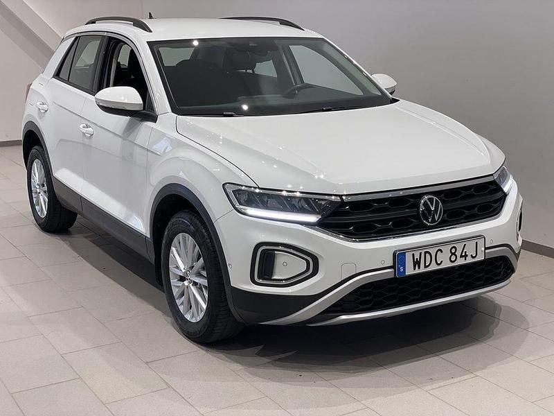 Vit (pure white) Begagnad 2023 VW T-Roc Life SUV | 219 900 kr (Marknadspris) - Bild 1/4