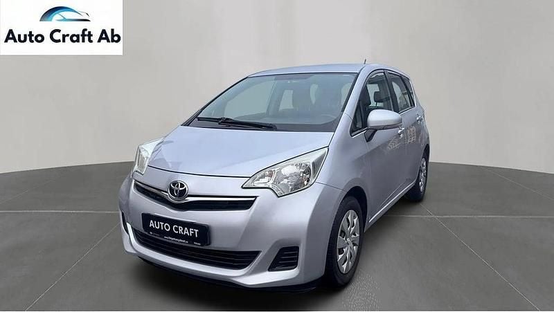 Begagnad Toyota Verso-S Multidrive S 99 HK (72 kW) 2010 Silver Minibuss