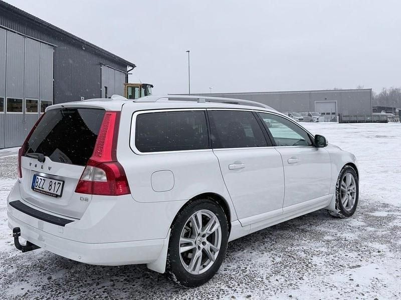 Begagnad Volvo V70 Summum 163 HK (119 kW) 2010 Vit Kombi