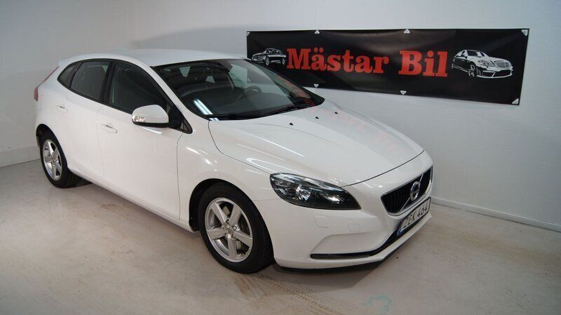Vit Begagnad 2018 Volvo V40 Kinetic Kombi | 179 000 kr (Marknadspris) - Bild 1/4