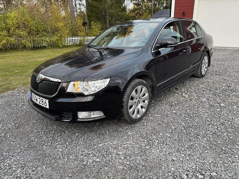 Svart Begagnad 2010 Skoda Superb Elegance Halvkombi | 52 000 kr (Lite dyr) - Bild 1/4