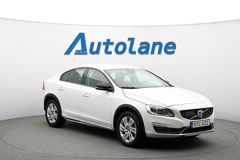 Vit (ice white) Begagnad 2016 Volvo S60 CC Momentum Sedan | 179 900 kr (Marknadspris) - Bild 1/3