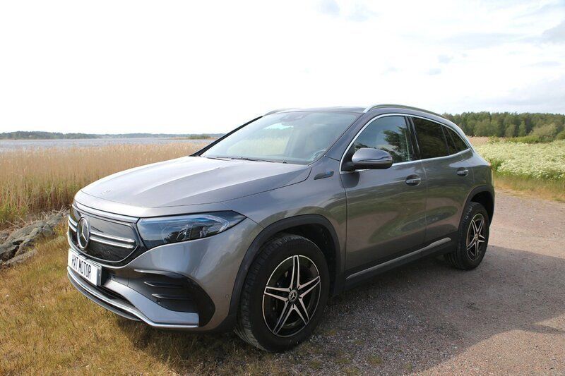 Mörkgrå (grå) Begagnad 2021 Mercedes EQA250 AMG SUV | 345 000 kr (Marknadspris) - Bild 1/4
