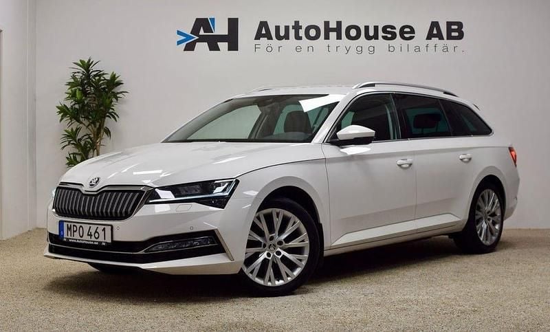 Vit Begagnad 2021 Skoda Superb Kombi | 239 000 kr (Bra pris) - Bild 1/4