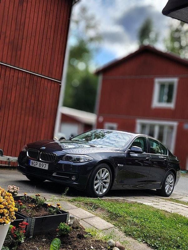 Grå Begagnad 2016 BMW 520 Sedan | 180 000 kr (Marknadspris) - Bild 1/4