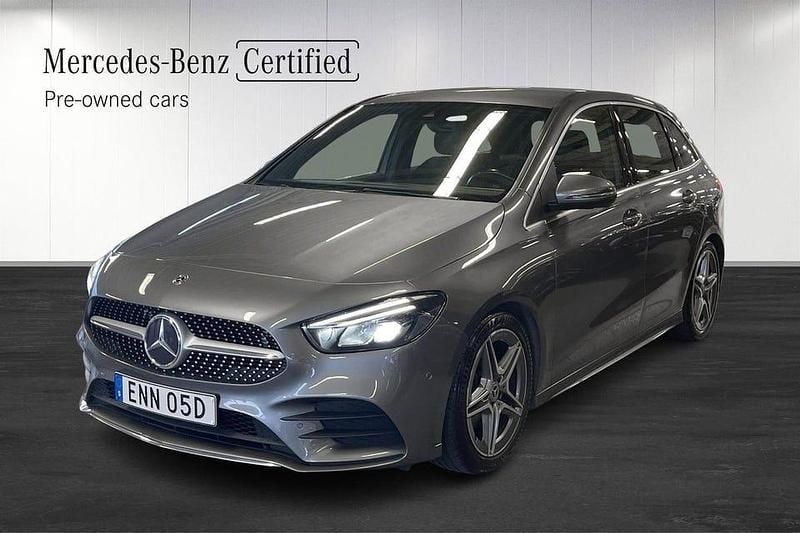 Grå Begagnad 2019 Mercedes B180 AMG Minibuss | 209 900 kr (Marknadspris) - Bild 1/4