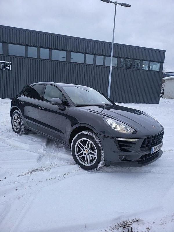 Begagnad 2017 Porsche Macan Sport SUV | 330 000 kr (Marknadspris) - Bild 1/4