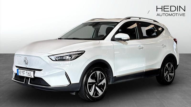 Vit (white) Begagnad 2023 MG ZS Luxury Sedan | 269 900 kr (Marknadspris) - Bild 1/4