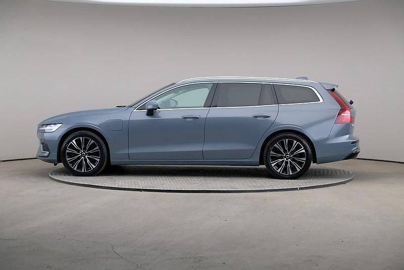 Begagnad Volvo V60 Core 253 HK (186 kW) 2022 Grå Kombi