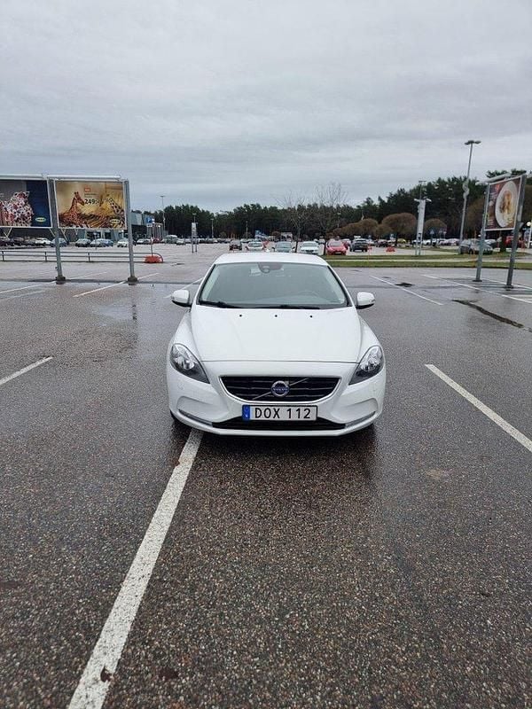 Vit Begagnad 2015 Volvo V40 Halvkombi | 87 000 kr (Marknadspris) - Bild 1/4