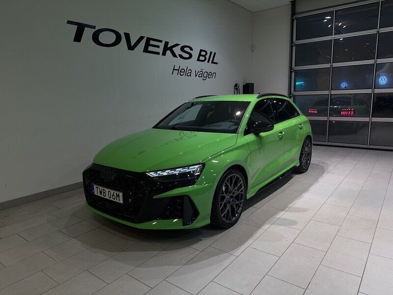 Grön (kyalamigrön) Ny 2025 Audi RS3 Design Halvkombi | 699 000 kr - Bild 1/4