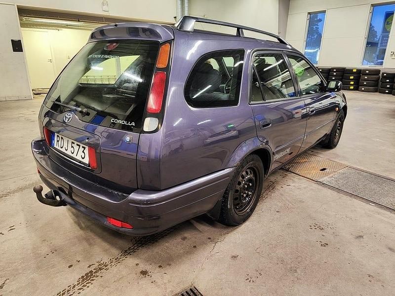 Begagnad Toyota Corolla 107 HK (78 kW) 1999 Lila Kombi