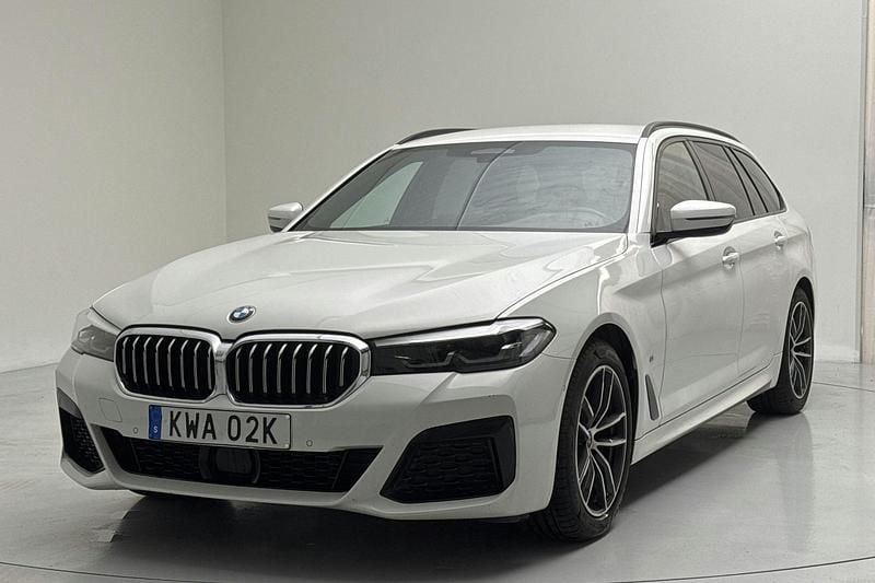 Vit Begagnad 2023 BMW 520 M Sport Kombi | 439 000 kr (Marknadspris) - Bild 1/4