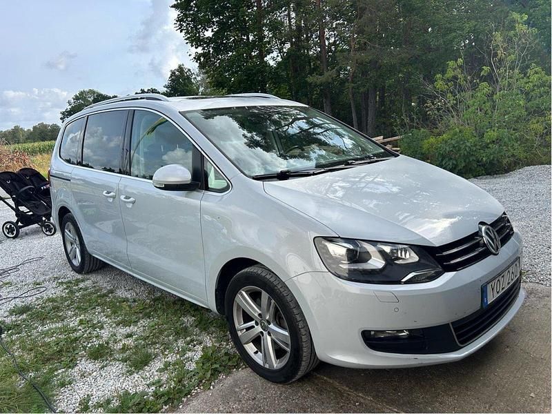 Grå Begagnad 2018 VW Sharan Minibuss | 299 900 kr (Marknadspris) - Bild 1/4