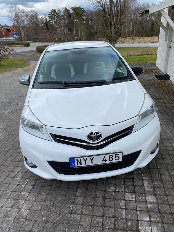 Vit Begagnad 2013 Toyota Yaris Halvkombi | 67 000 kr (Marknadspris) - Bild 1/4