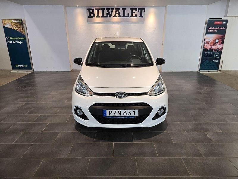 Vit Begagnad 2016 Hyundai i10 Halvkombi | 69 900 kr (Marknadspris) - Bild 1/4