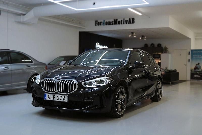 Svart Begagnad 2020 BMW 118 M Sport Halvkombi | 214 900 kr (Marknadspris) - Bild 1/4
