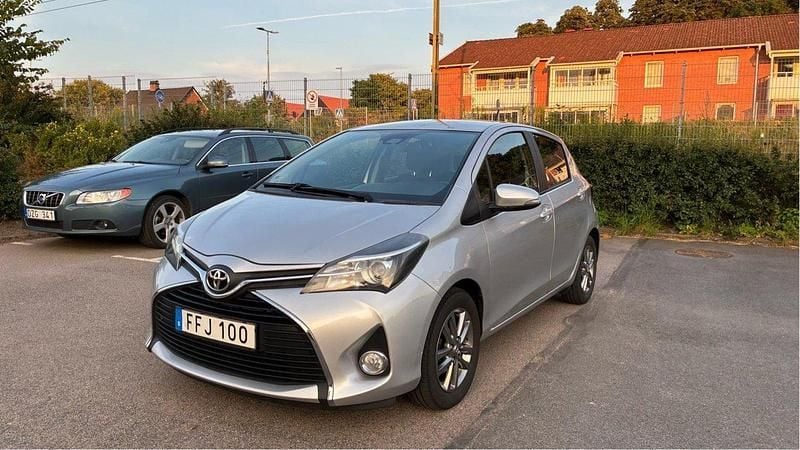 Silver Begagnad 2017 Toyota Yaris Active Halvkombi | 121 000 kr (Bra pris) - Bild 1/4
