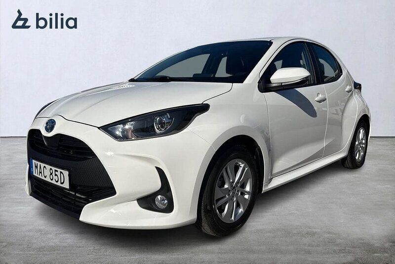 Vit Begagnad 2023 Toyota Yaris Hybrid Active Halvkombi | 234 900 kr (Marknadspris) - Bild 1/4