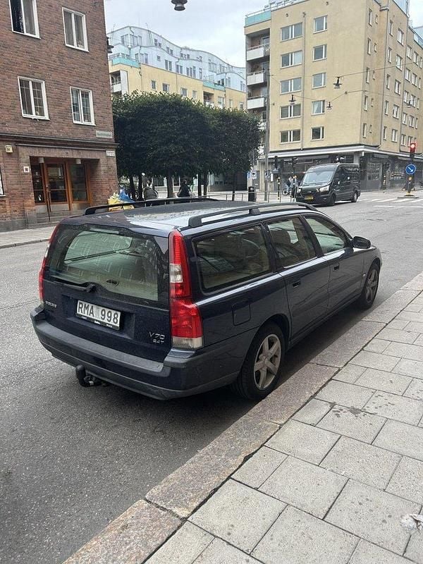 Blå Begagnad 2000 Volvo V70 Kombi | 25 000 kr (Marknadspris) - Bild 1/4
