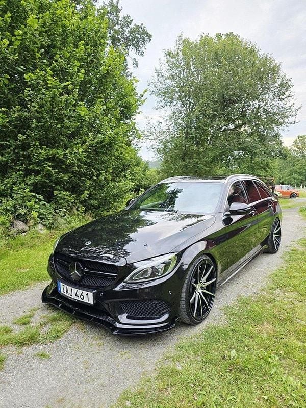 Svart Begagnad 2018 Mercedes C220 AMG line Kombi | 219 900 kr (Marknadspris) - Bild 1/4