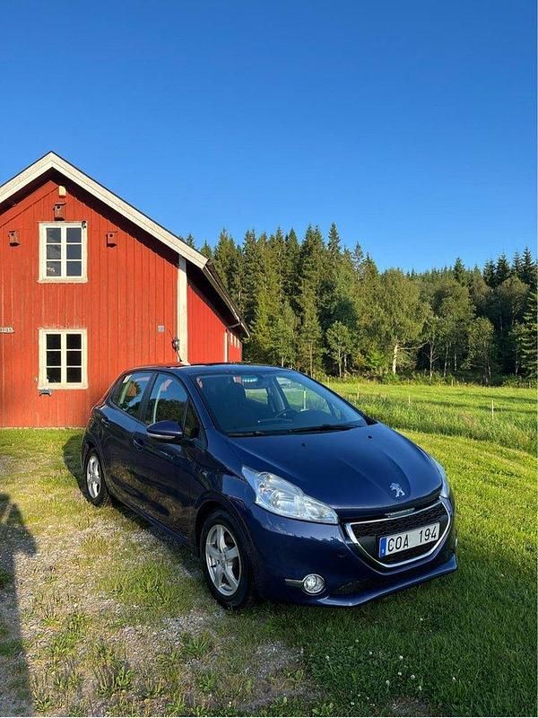 Blå Begagnad 2013 Peugeot 208 Halvkombi | 60 000 kr (Marknadspris) - Bild 1/4