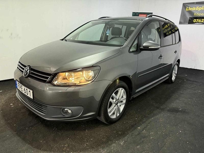 Mörkgrå (grå) Begagnad 2015 VW Touran Minibuss | 99 000 kr (Superpris) - Bild 1/4