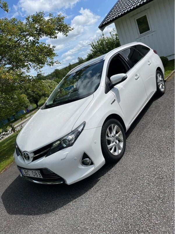 Vit Begagnad 2013 Toyota Auris Touring Sports Executive Kombi | 110 000 kr (Bra pris) - Bild 1/4