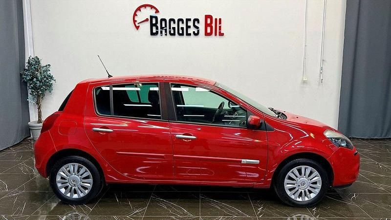 Röd Begagnad 2011 Renault Clio IV Halvkombi | 32 500 kr (Superpris) - Bild 1/4