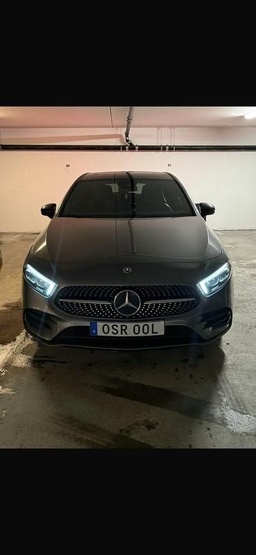 Bergs grå metalic Begagnad 2023 Mercedes A200 Halvkombi | 310 000 kr - Bild 1/4