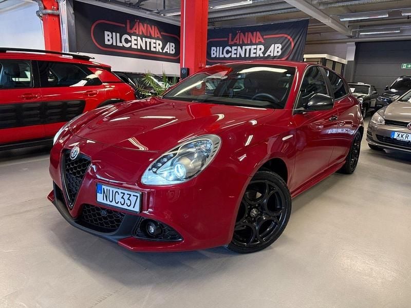 Röd Begagnad 2019 Alfa Romeo Giulietta Halvkombi | 139 900 kr - Bild 1/4