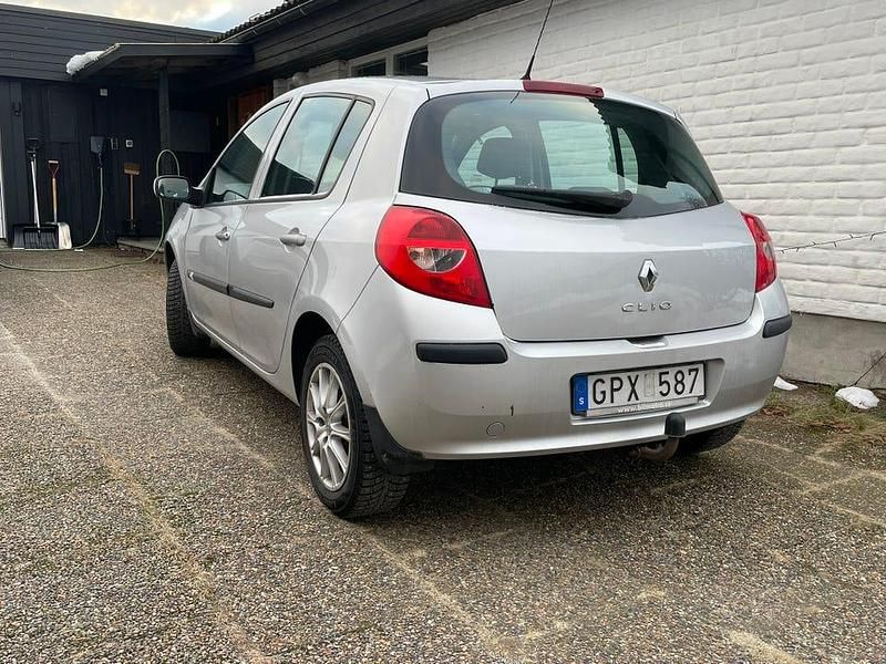 Begagnad Renault Clio R.S. 75 HK (55 kW) 2008 Halvkombi