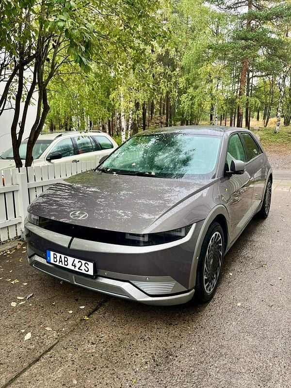 Mystic olive green pearl Begagnad 2022 Hyundai Ioniq 6 Sedan | 345 000 kr (Marknadspris) - Bild 1/4