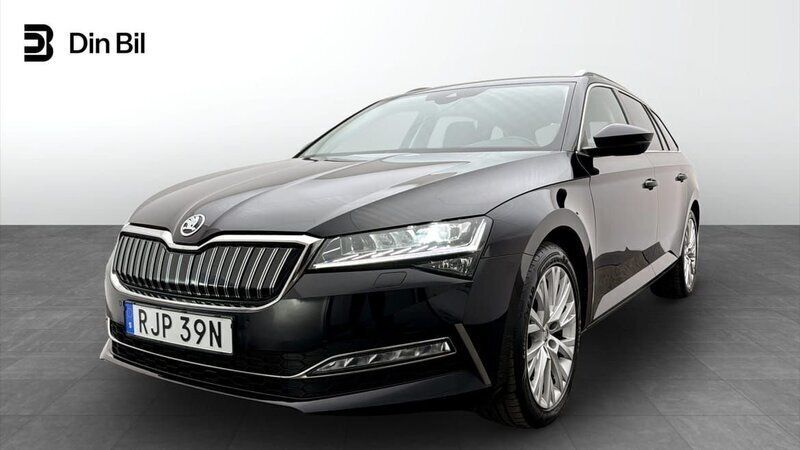 Svart Begagnad 2023 Skoda Superb Style Kombi | 369 500 kr (Marknadspris) - Bild 1/4