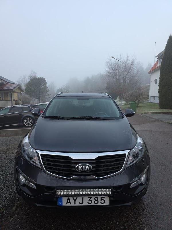Grå Begagnad 2013 Kia Sportage SUV | 80 000 kr (Marknadspris) - Bild 1/4