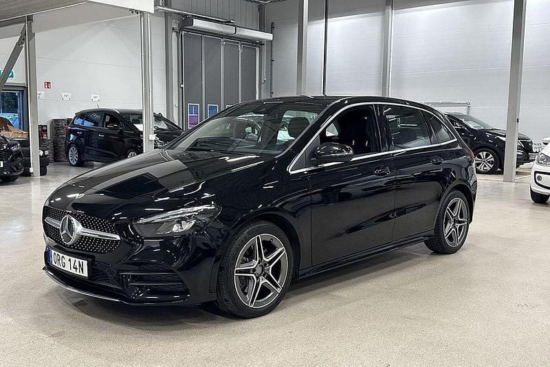 Svart Begagnad 2022 Mercedes B250e AMG Minibuss | 269 900 kr - Bild 1/4