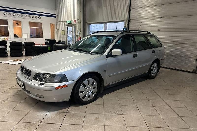 Ljusgrå Begagnad 2003 Volvo V40 Kombi | 14 995 kr (Superpris) - Bild 1/3