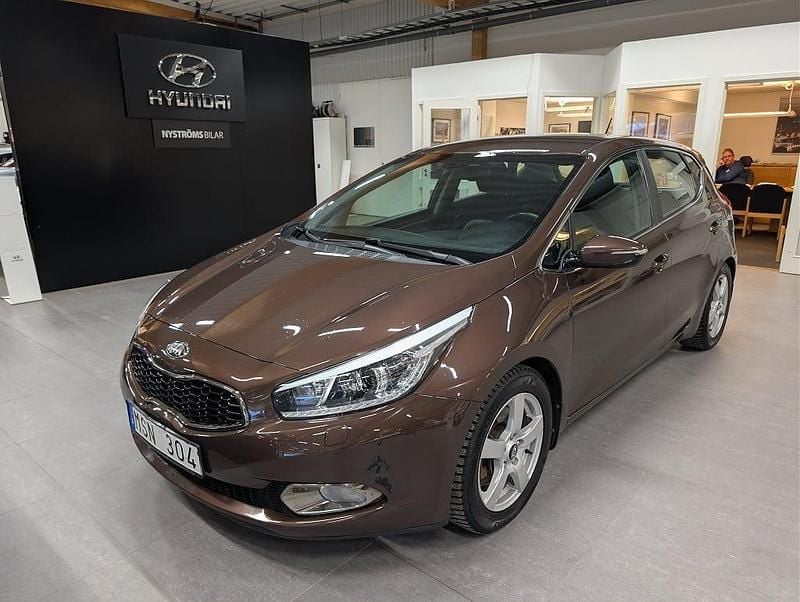 Brun Begagnad 2012 Kia Ceed Comfort Halvkombi | 79 900 kr (Lite dyr) - Bild 1/4