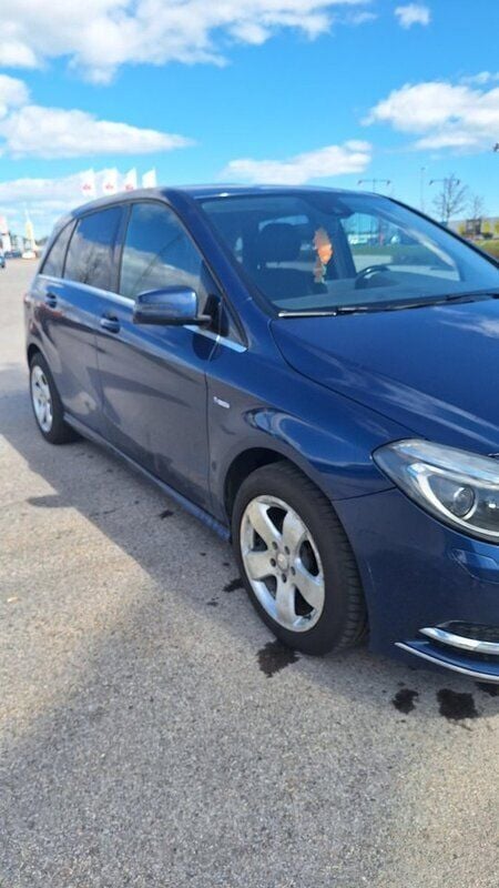 Blå Begagnad 2012 Mercedes B180 Minibuss | 66 000 kr (Superpris) - Bild 1/3