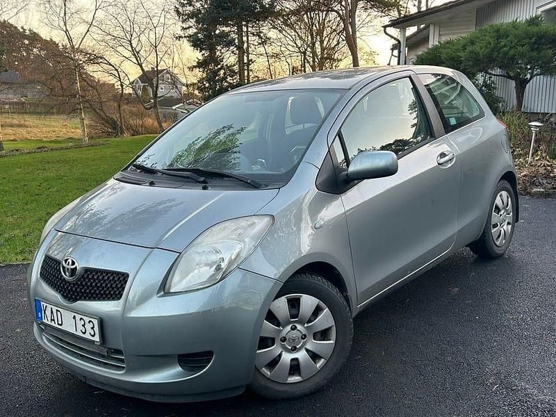 Grå metallic/silver Begagnad 2006 Toyota Yaris Halvkombi | 62 000 kr (Marknadspris) - Bild 1/4