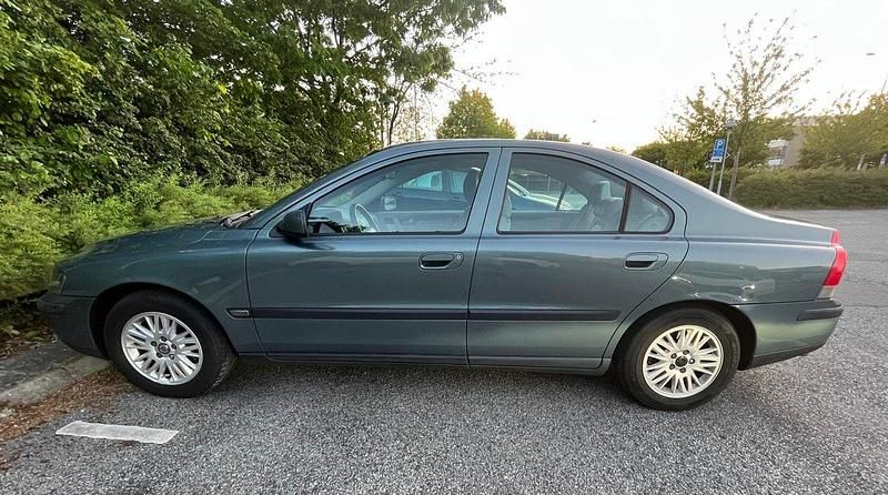 Grön Begagnad 2004 Volvo S60 Business Edition Sedan | 26 500 kr (Marknadspris) - Bild 1/4