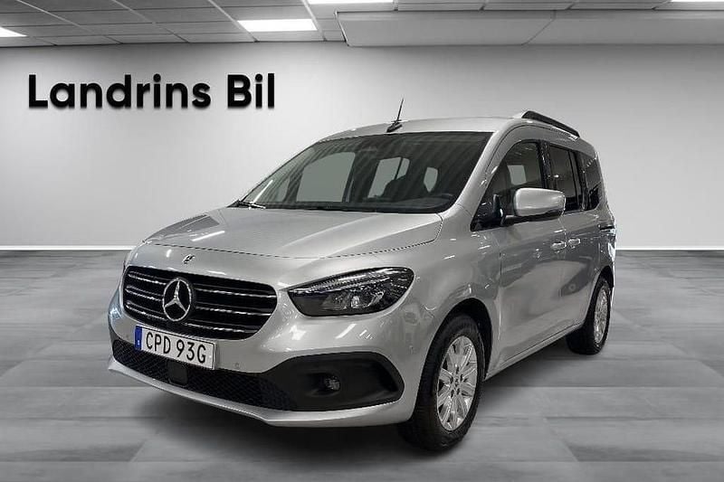 Silver Begagnad 2024 Mercedes 180 Sedan | 339 000 kr (Marknadspris) - Bild 1/4