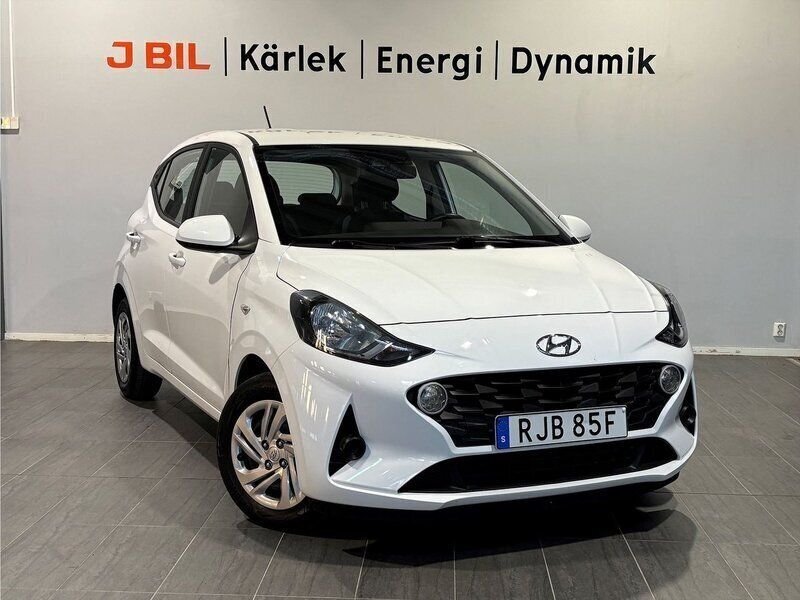 Vit Begagnad 2022 Hyundai i10 Essential Halvkombi | 149 900 kr (Marknadspris) - Bild 1/4