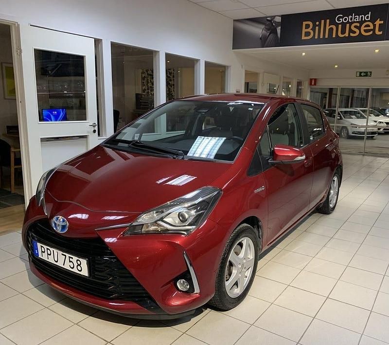 Röd Begagnad 2017 Toyota Yaris Hybrid Active Halvkombi | 149 700 kr (Marknadspris) - Bild 1/3