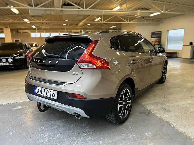 Begagnad Volvo V40 Momentum 150 HK (110 kW) 2016 Brun Halvkombi